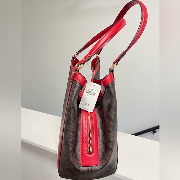 Coach Kristy - Picture 4 of 4